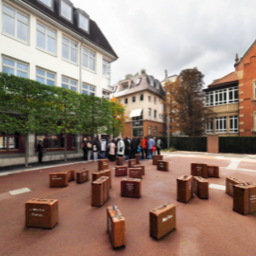 2018: Immer wieder besuchen Gruppen den neu gestalteten Synagogenplatz.