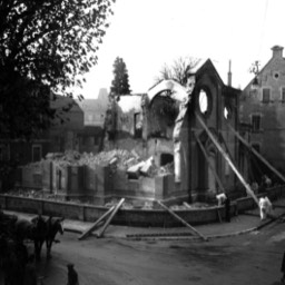 1938: Nach der Brandstiftung wurde die Synagoge mechanisch vollends zerstört.