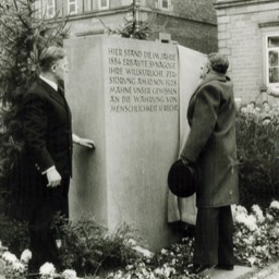 1959: Ein umstrittener Gedenkstein wird enthüllt.