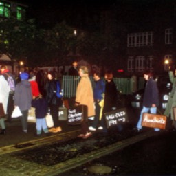 1998: Koffer mit den Namen ermordeter jüdischer Ludwigsburger*innen werden auf den Platz gebracht.